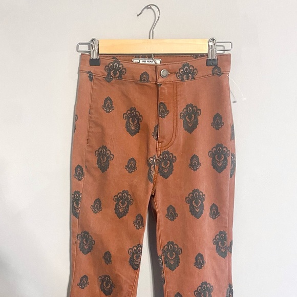 NEW RARE Free People Just Float On Printed Flare Jeans Size 25 Rust Combo - Picture 2 of 16